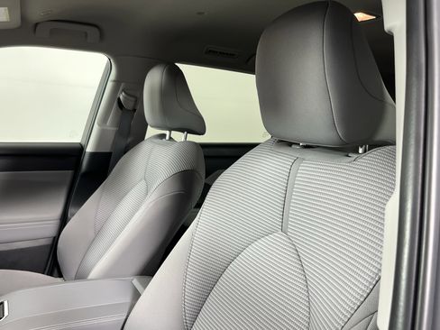 Used 2024 Toyota Highlander LE image 17