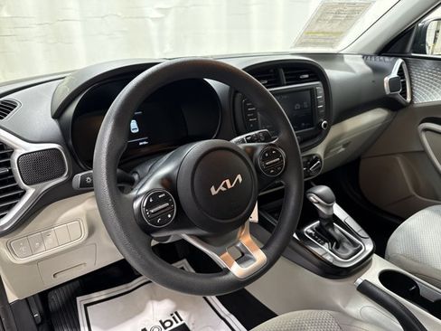 Certified 2025 Kia Soul LX w/ LX Technology Package FWD image 25
