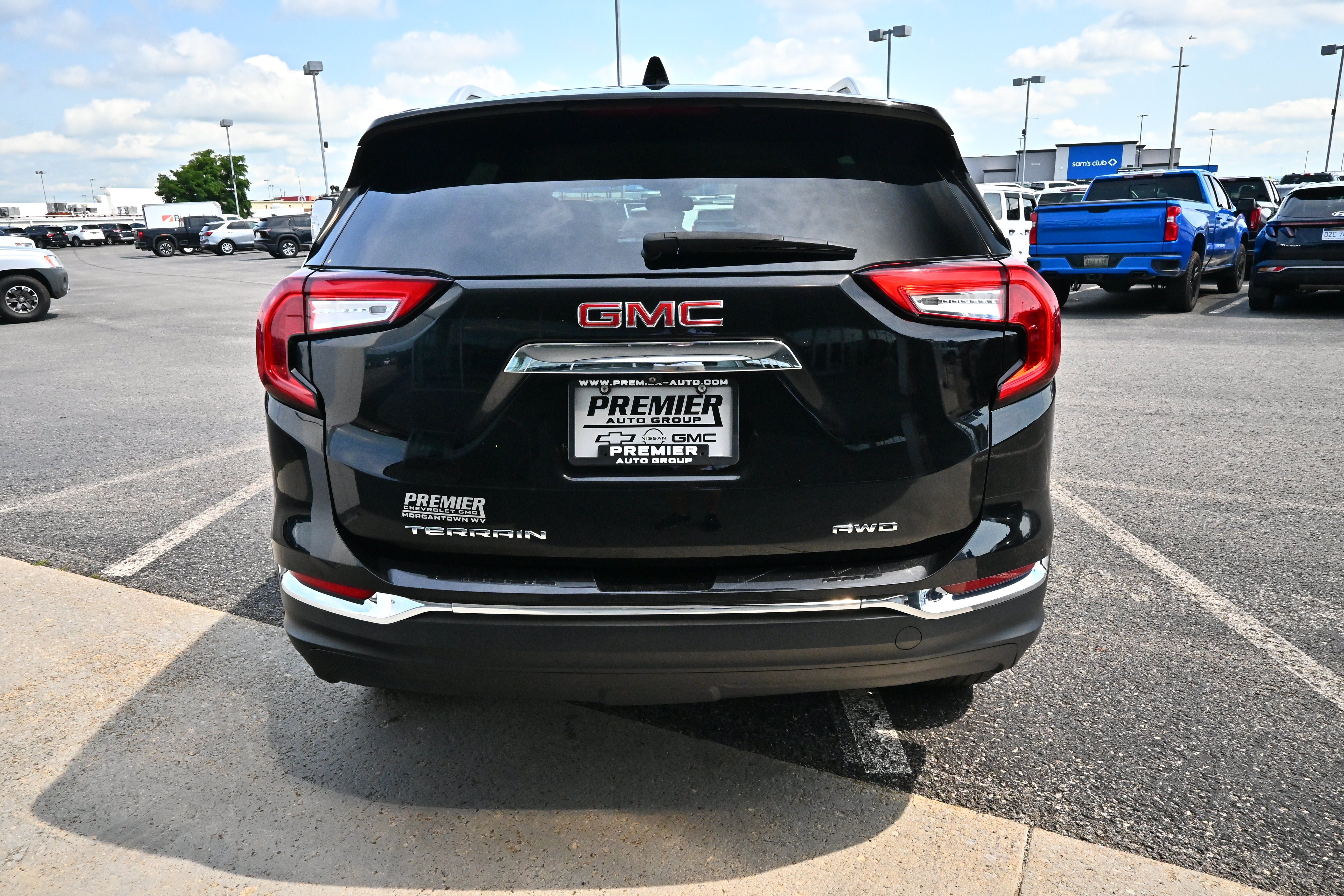 Used 2024 GMC Terrain SLT AWD/4WD image 7