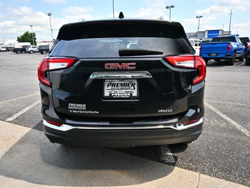 Used 2024 GMC Terrain SLT AWD/4WD image 7