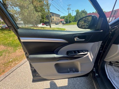 Used 2017 Toyota Highlander XLE AWD/4WD image 17