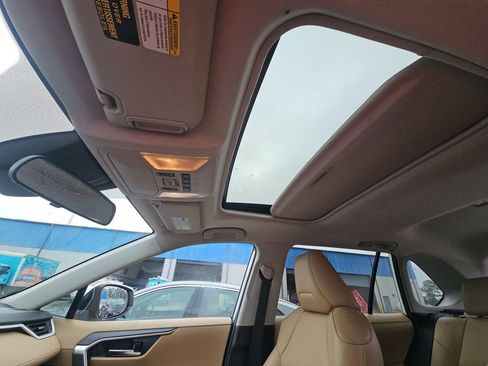 Used 2019 Toyota RAV4 XLE Premium w/ Cold Weather Package FWD image 8