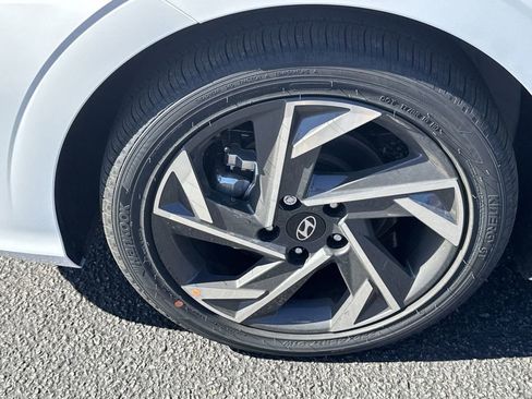New 2025 Hyundai Elantra SEL image 11
