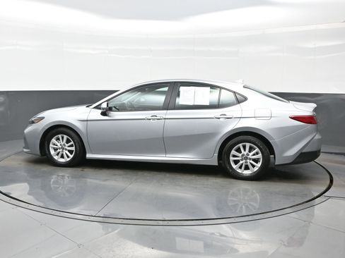 Used 2025 Toyota Camry LE image 3