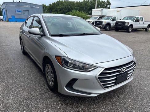 Used 2017 Hyundai Elantra SE image 3