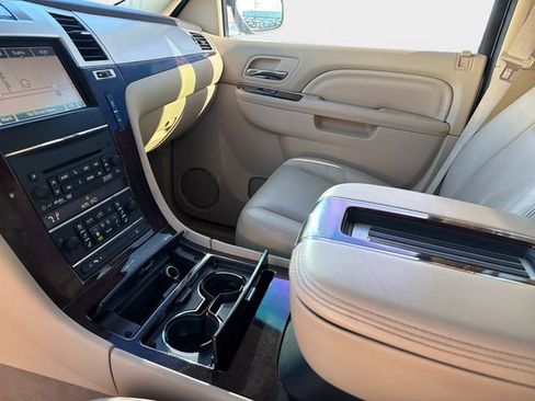 Used 2012 Cadillac Escalade Luxury image 25