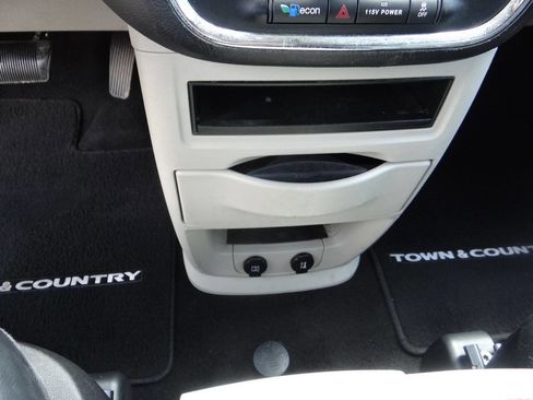 Used 2014 Chrysler Town & Country Touring image 16