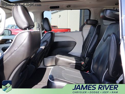 Used 2023 Chrysler Pacifica Limited image 17