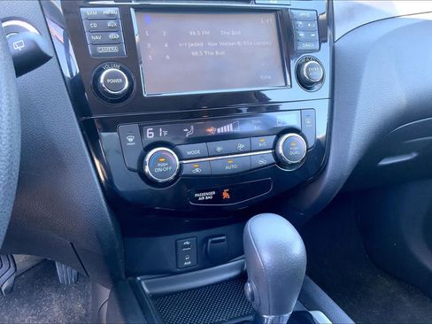 Used 2014 Nissan Rogue SV w/ SV Premium Package FWD image 30