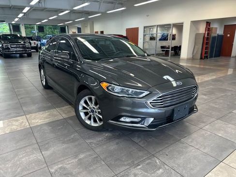 Used 2017 Ford Fusion SE w/ Fusion SE Technology Package FWD image 1