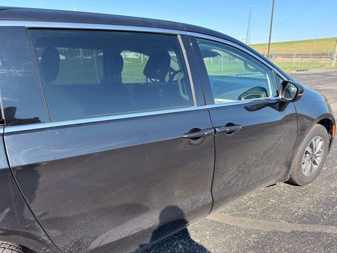 Used 2023 Chrysler Pacifica Touring-L image 7