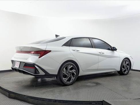 Used 2025 Hyundai Elantra Limited FWD image 8