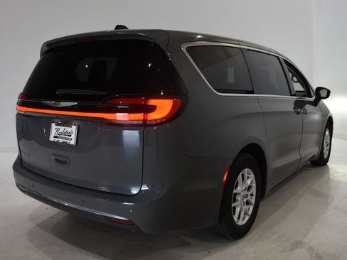 Used 2023 Chrysler Pacifica Touring-L FWD image 4