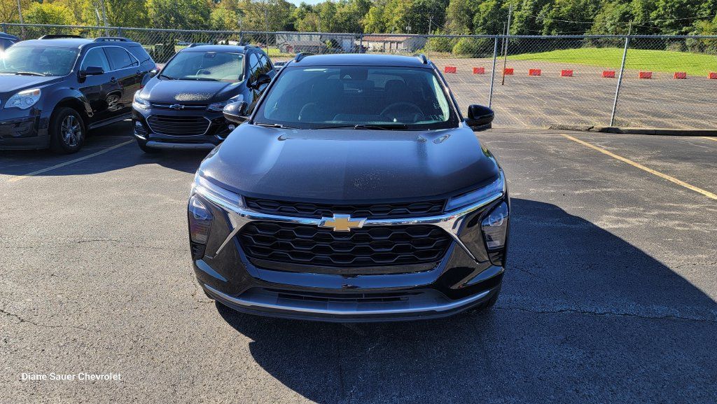 Used 2026 Chevrolet Trax LT FWD image 1