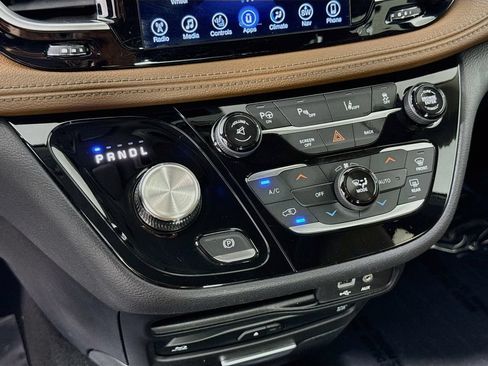 Used 2017 Chrysler Pacifica Limited FWD image 17