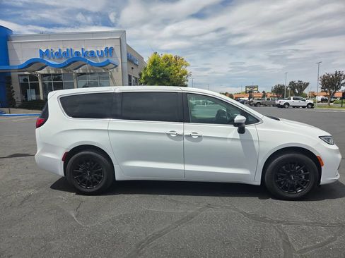 Used 2023 Chrysler Pacifica Touring-L AWD/4WD image 2