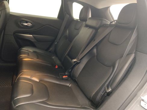 Used 2020 Jeep Cherokee Latitude Plus w/ Cold Weather Group AWD/4WD image 18