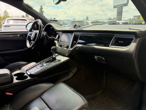 Used 2018 Porsche Macan AWD/4WD image 22