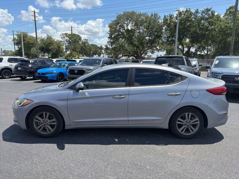 Used 2017 Hyundai Elantra SE FWD image 4