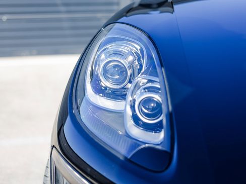 Certified 2018 Porsche Macan Sport Edition image 13