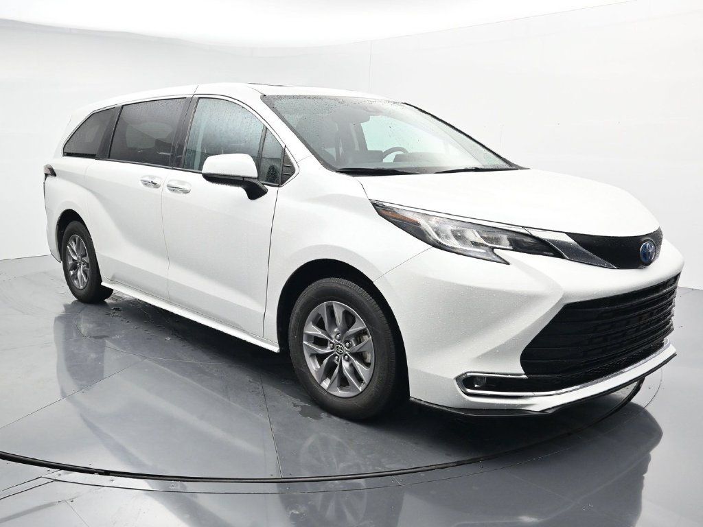 Used 2024 Toyota Sienna XLE FWD image 2