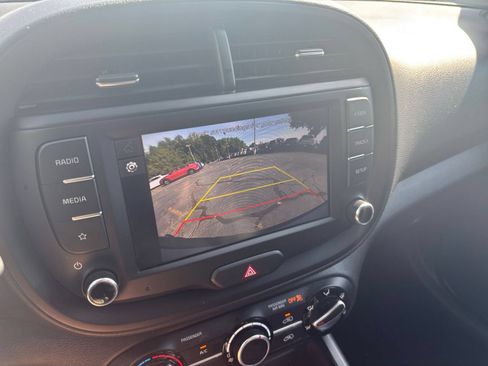 Used 2025 Kia Soul LX w/ LX Technology Package FWD image 20