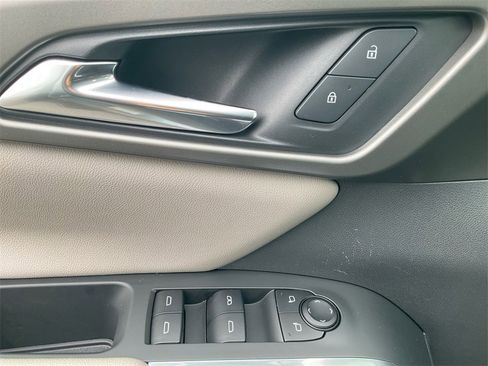 Used 2025 Chevrolet Traverse LT image 28