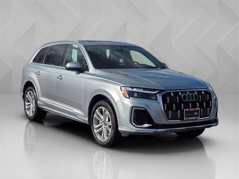 Certified 2025 Audi Q7 3.0T Premium Plus image 8