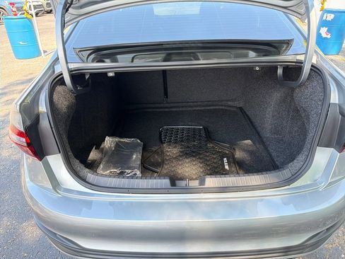 Used 2025 Volkswagen Jetta SE w/ Sunroof Package FWD image 28