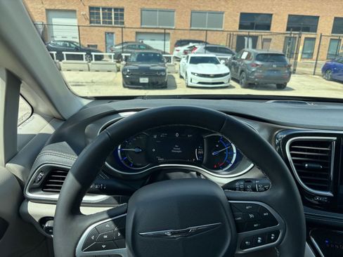 Used 2023 Chrysler Pacifica Touring-L FWD image 37