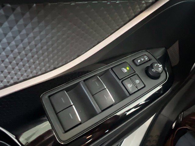 Used 2021 Toyota C-HR Limited FWD image 31
