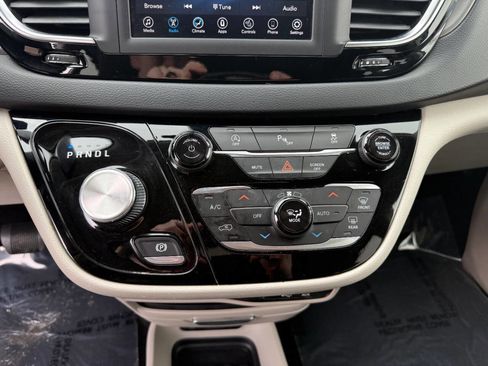 Used 2020 Chrysler Pacifica Touring-L image 19