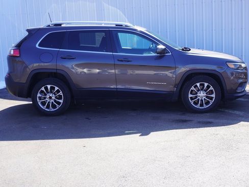Used 2019 Jeep Cherokee Latitude Plus w/ Comfort/Convenience Group image 2
