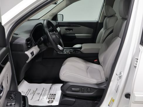 Used 2025 Honda Pilot Touring image 10