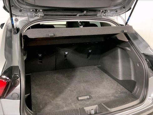 Used 2025 Chevrolet Trax LT w/ LT Convenience Package image 4