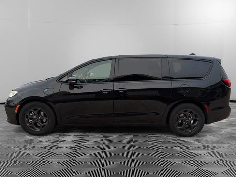 Used 2022 Chrysler Pacifica Touring-L w/ Uconnect Theater Family Group image 6