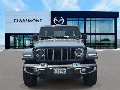 Used 2024 Jeep Wrangler Unlimited Sahara w/ Technology Group AWD/4WD image 2