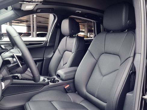 New 2026 Porsche Macan AWD/4WD image 5