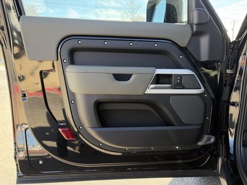 Used 2024 Land Rover Defender 90 S image 9