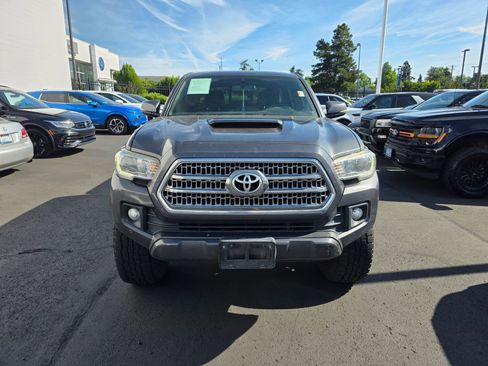 Used 2016 Toyota Tacoma TRD Sport AWD/4WD image 3