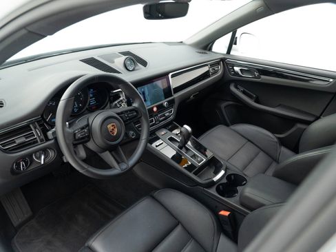 Certified 2025 Porsche Macan AWD/4WD image 4
