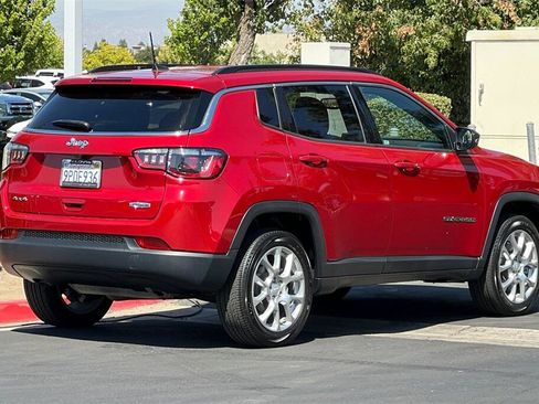 Used 2024 Jeep Compass Latitude image 4