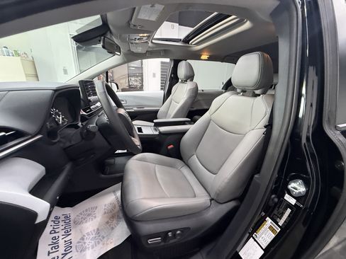 Used 2026 Toyota Sienna XLE FWD image 10