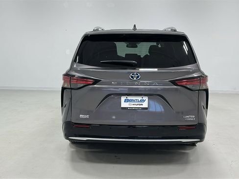 Used 2023 Toyota Sienna Limited image 5