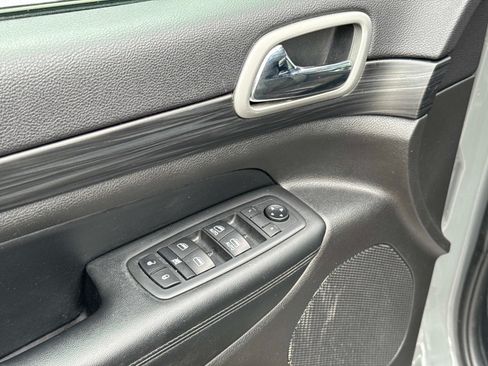 Used 2020 Jeep Grand Cherokee Altitude AWD/4WD image 20