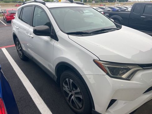 Used 2017 Toyota RAV4 LE AWD/4WD image 3