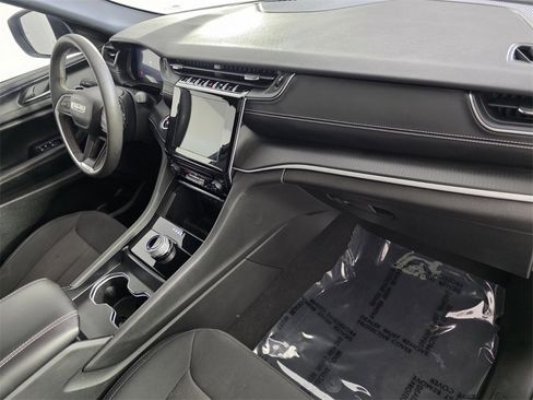 Certified 2024 Jeep Grand Cherokee Laredo X image 33