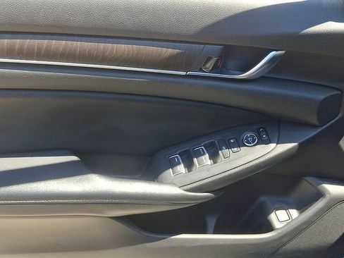 Used 2018 Honda Accord EX image 18