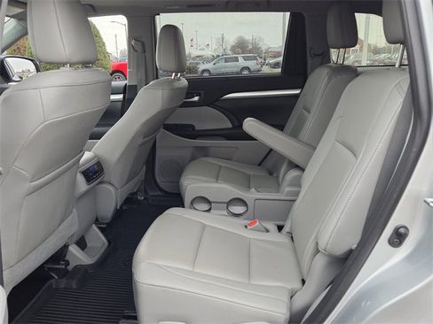 Used 2019 Toyota Highlander XLE image 6