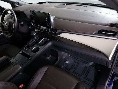 Used 2021 Toyota Sienna Platinum image 41